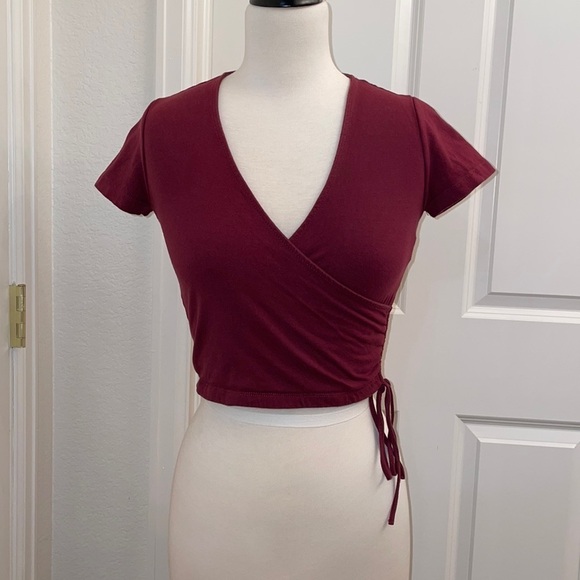 FOREVER 21 V-neck maroon Crop top with side cinch tie in women’s size small - Picture 2 of 9